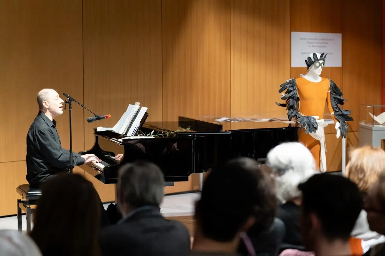 Stin Ethniki Vivliothiki tis Ellados gia tin ekdilosi Manos Chatzidakis kai Karolos Koun 6