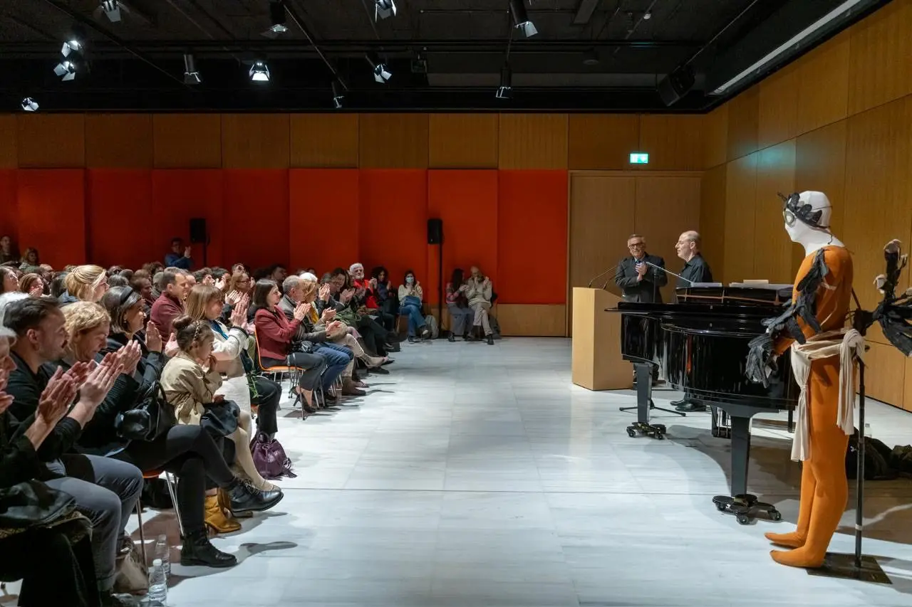 Stin Ethniki Vivliothiki tis Ellados gia tin ekdilosi Manos Chatzidakis kai Karolos Koun 7