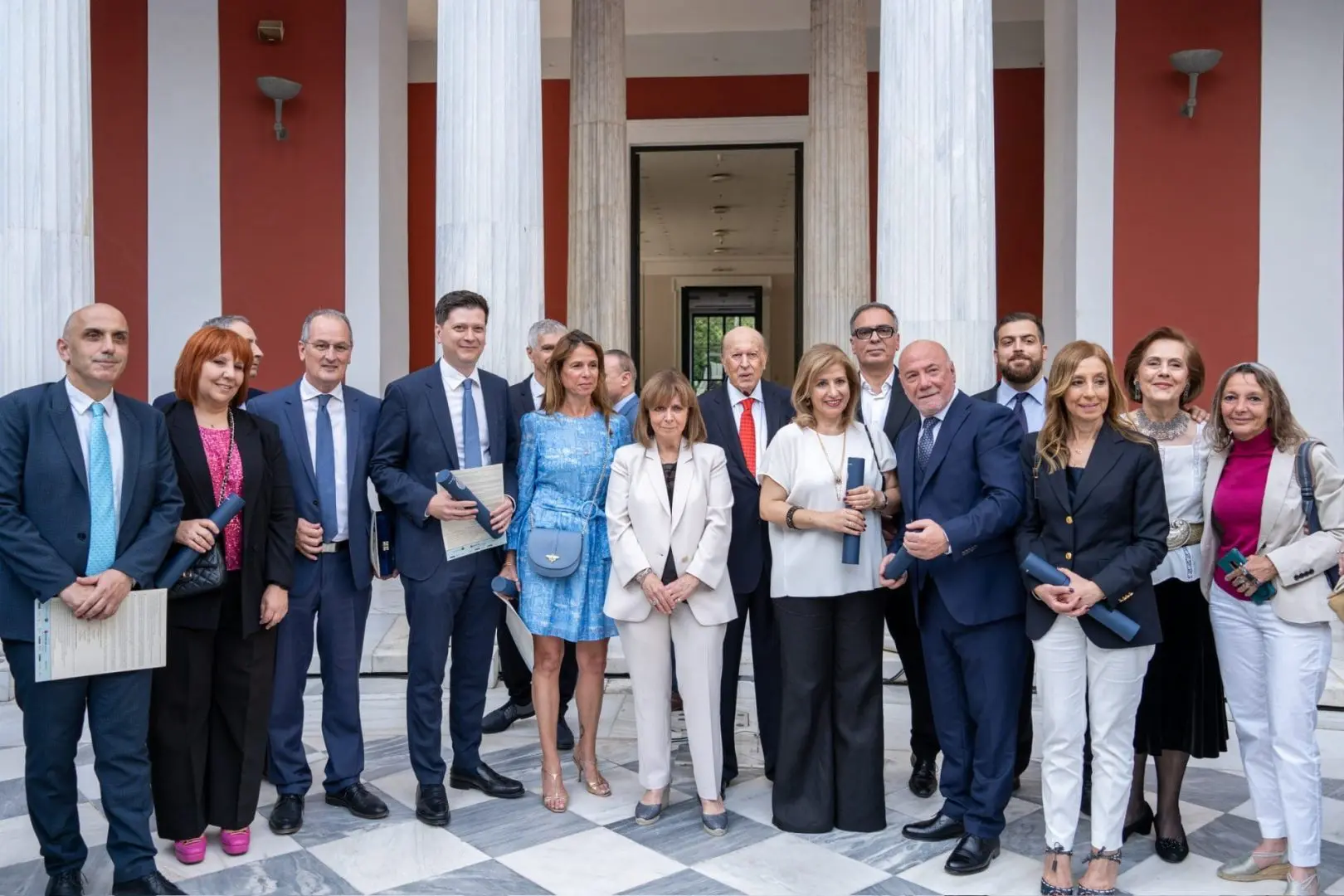 Stin teleti aponomis ton dimosiografikon vraveion tou Idrimatos Botsi 7