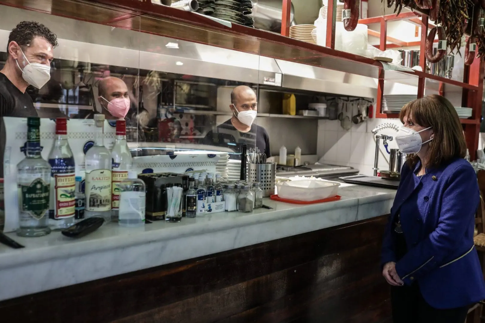 Η Πρόεδρος της Δημοκρατίας Κατερίνα Σακελλαροπούλου στο κέντρο της Αθήνας 2