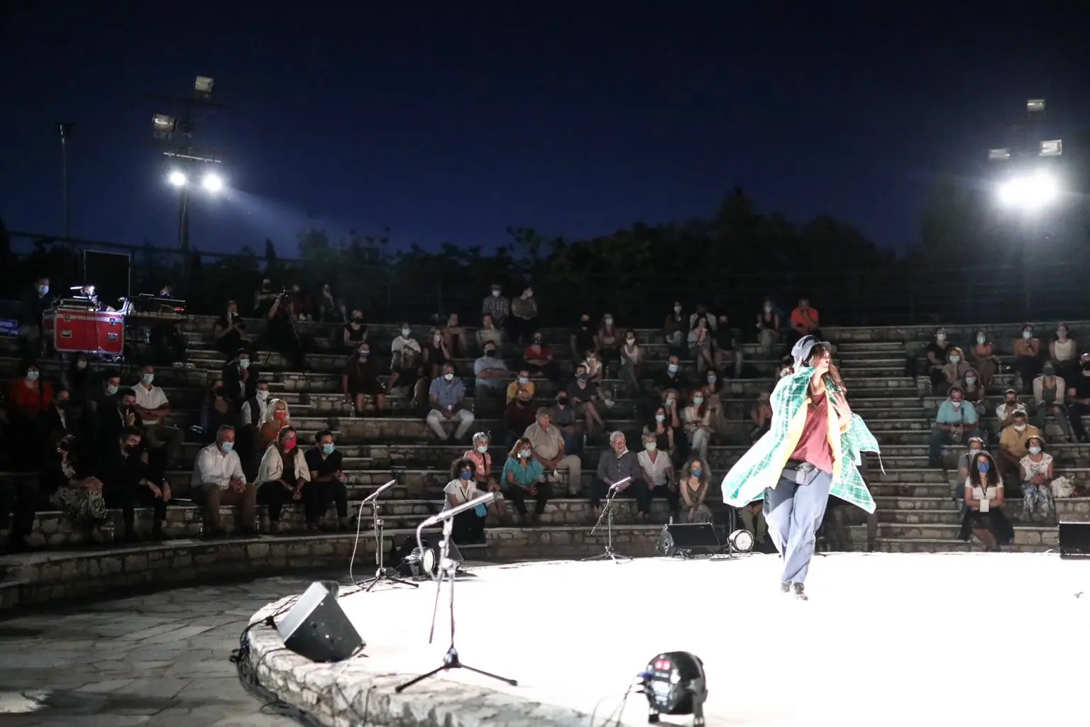 Παράσταση Εκείνος και Εκείνος από τη θεατρική ομάδα αστέγων Walkabout στο Ανοιχτό Θέατρο Κολωνού