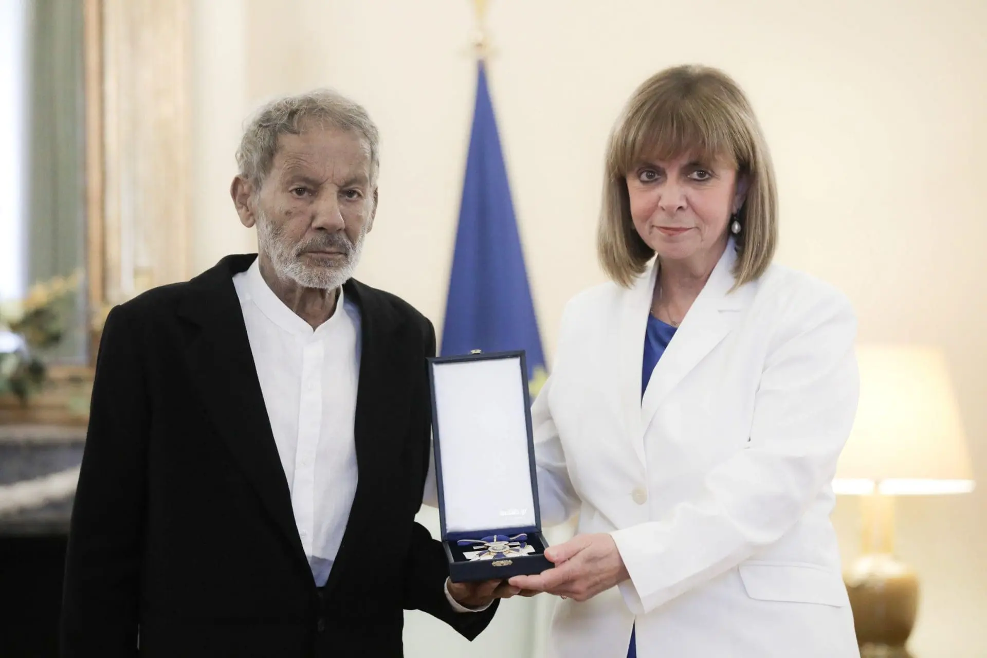 Παρασημοφόρηση του Σταύρου Ξαρχάκου 1