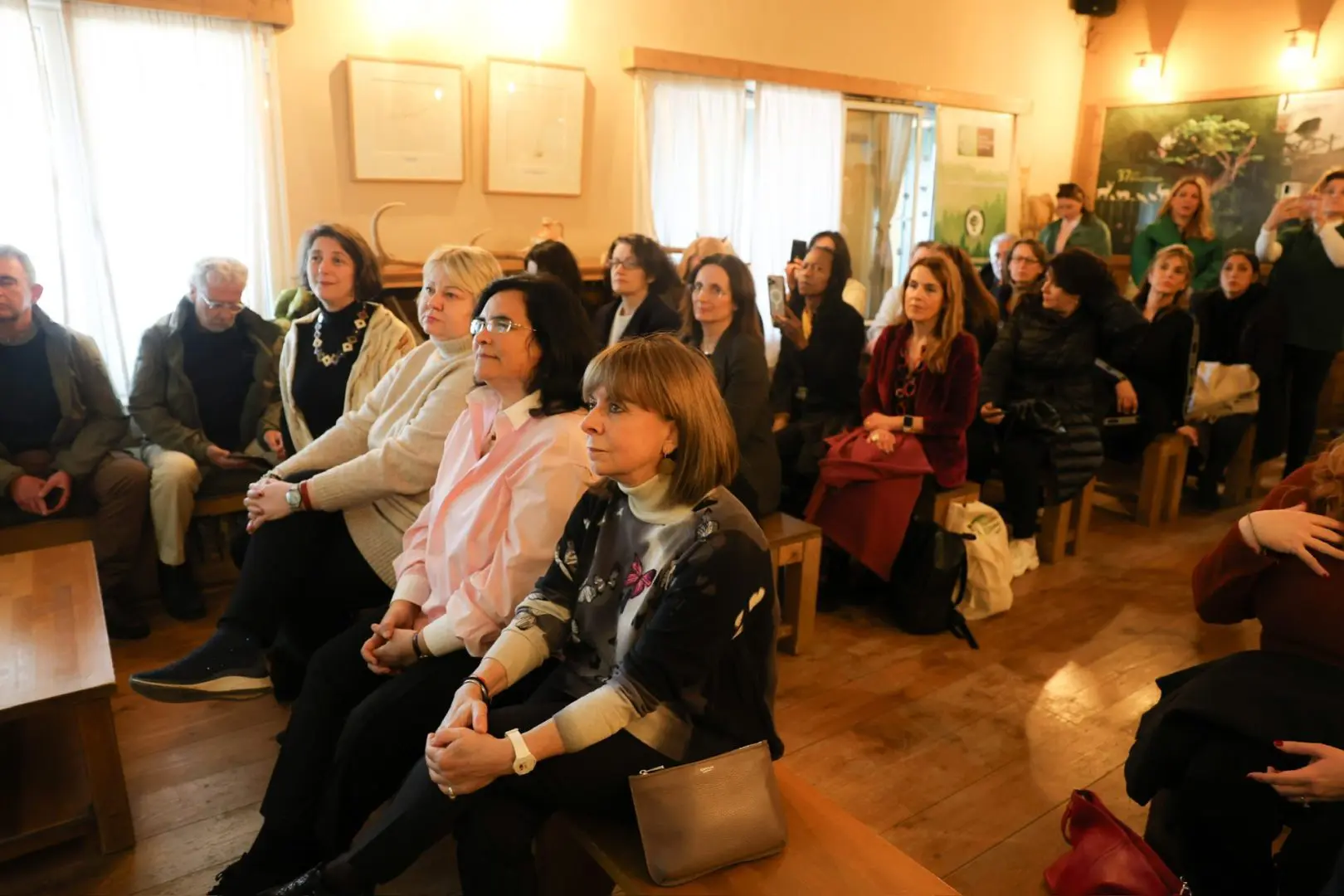 Σε συμβολική δενδροφύτευση στην Πάρνηθα με γυναίκες πρέσβεις διαπιστευμένες στην Ελλάδα με αφορμή τη Διεθνή Ημέρα Δασών 1