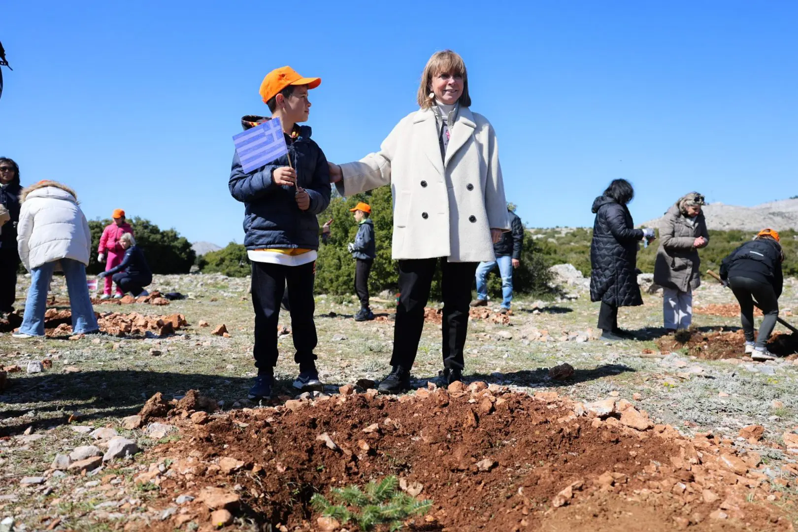 Σε συμβολική δενδροφύτευση στην Πάρνηθα με γυναίκες πρέσβεις διαπιστευμένες στην Ελλάδα με αφορμή τη Διεθνή Ημέρα Δασών 13