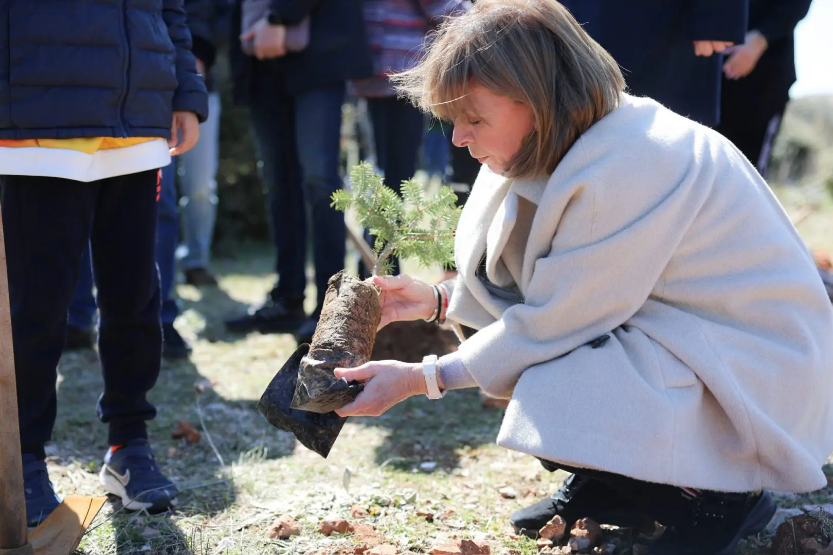 Σε συμβολική δενδροφύτευση στην Πάρνηθα με γυναίκες πρέσβεις διαπιστευμένες στην Ελλάδα με αφορμή τη Διεθνή Ημέρα Δασών 4