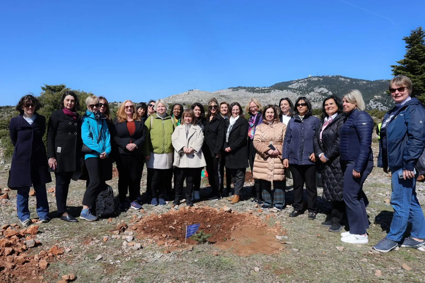 Σε συμβολική δενδροφύτευση στην Πάρνηθα με γυναίκες πρέσβεις διαπιστευμένες στην Ελλάδα με αφορμή τη Διεθνή Ημέρα Δασών 5