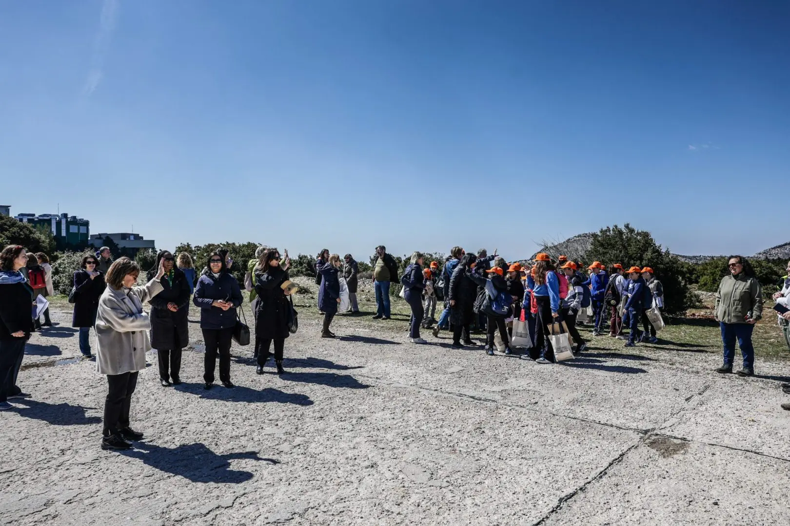 Σε συμβολική δενδροφύτευση στην Πάρνηθα με γυναίκες πρέσβεις διαπιστευμένες στην Ελλάδα με αφορμή τη Διεθνή Ημέρα Δασών 8