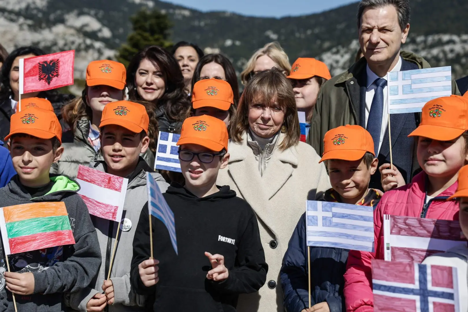 Σε συμβολική δενδροφύτευση στην Πάρνηθα με γυναίκες πρέσβεις διαπιστευμένες στην Ελλάδα με αφορμή τη Διεθνή Ημέρα Δασών 9