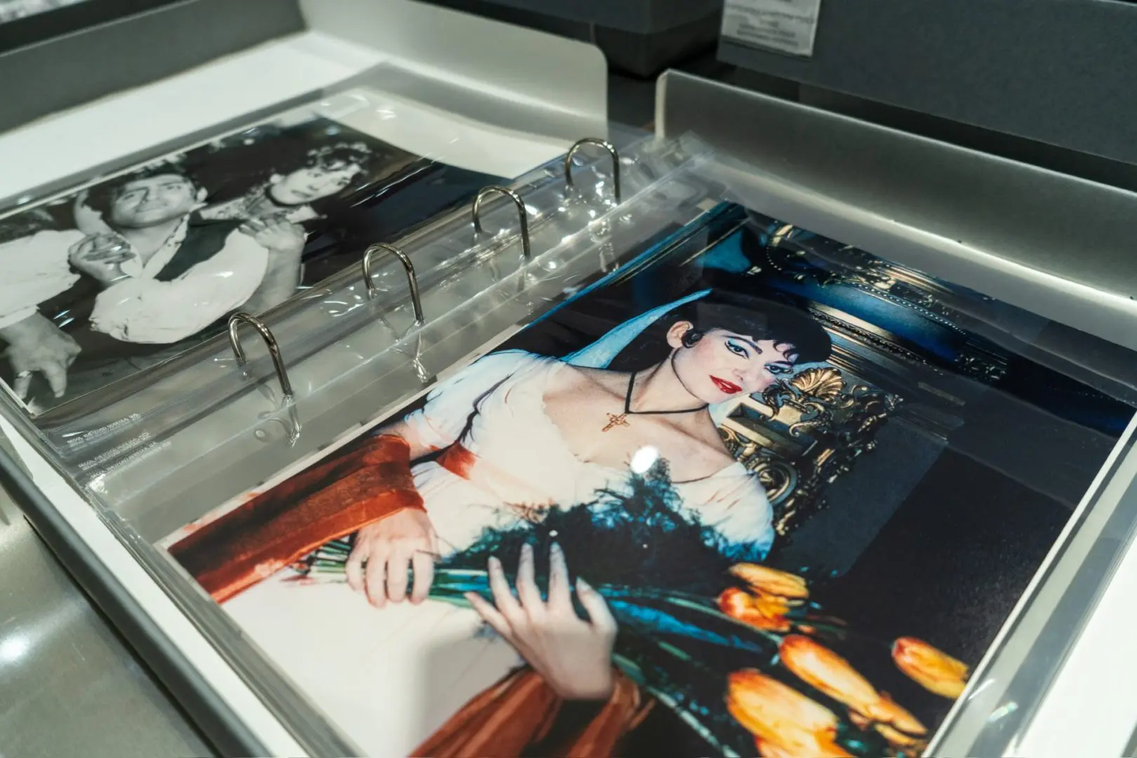 Στα εγκαίνια της έκθεσης Unboxing Callas Μια αρχειακή εξερεύνηση στη συλλογή Πυρομάλλη και το αρχείο της ΕΛΣ 3