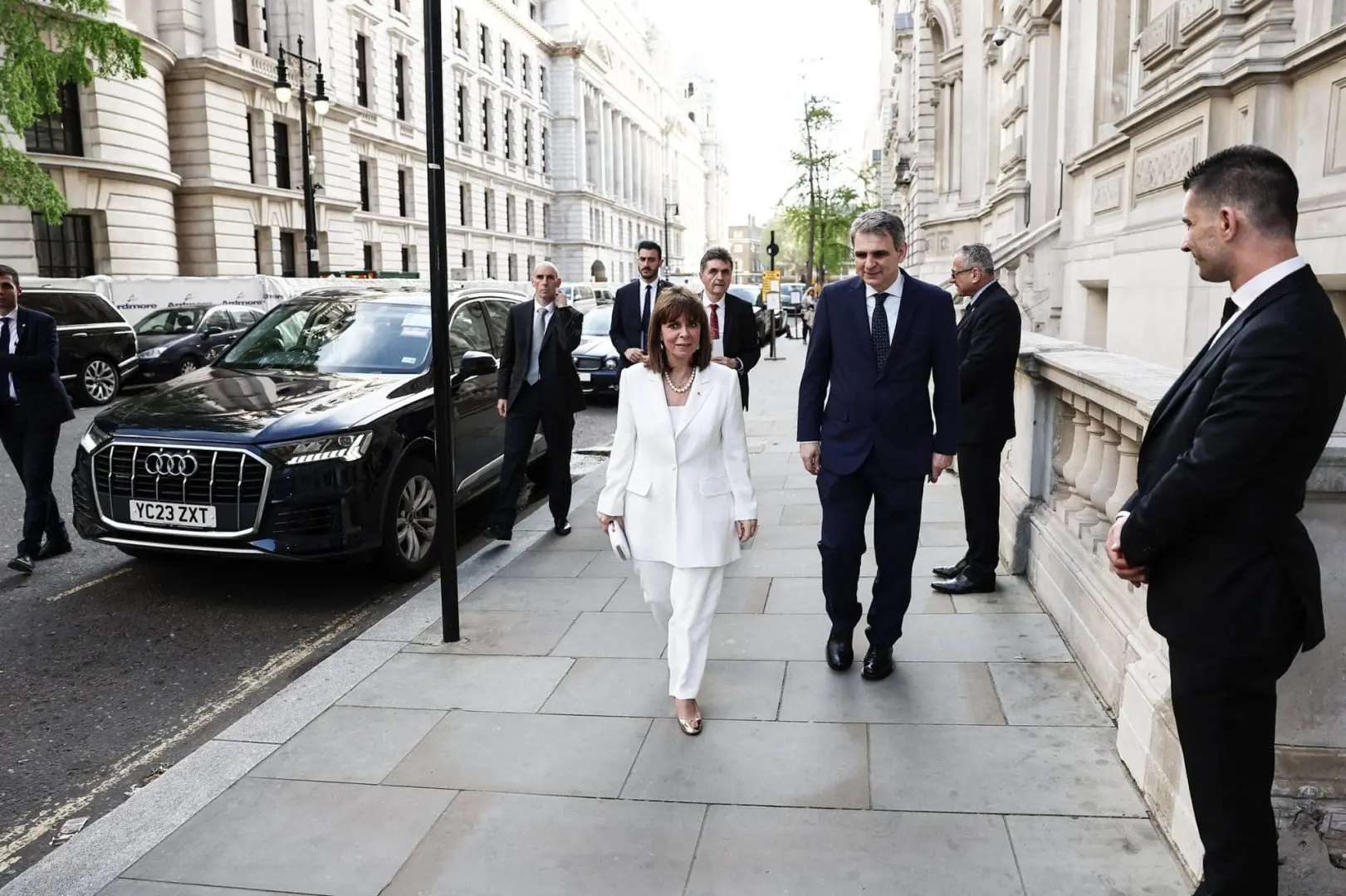 Στη δεξίωση που παρέθεσαν ο Βασιλιάς Κάρολος Γ και η Βασίλισσα Καμίλλα στο Buckingham Palace 2