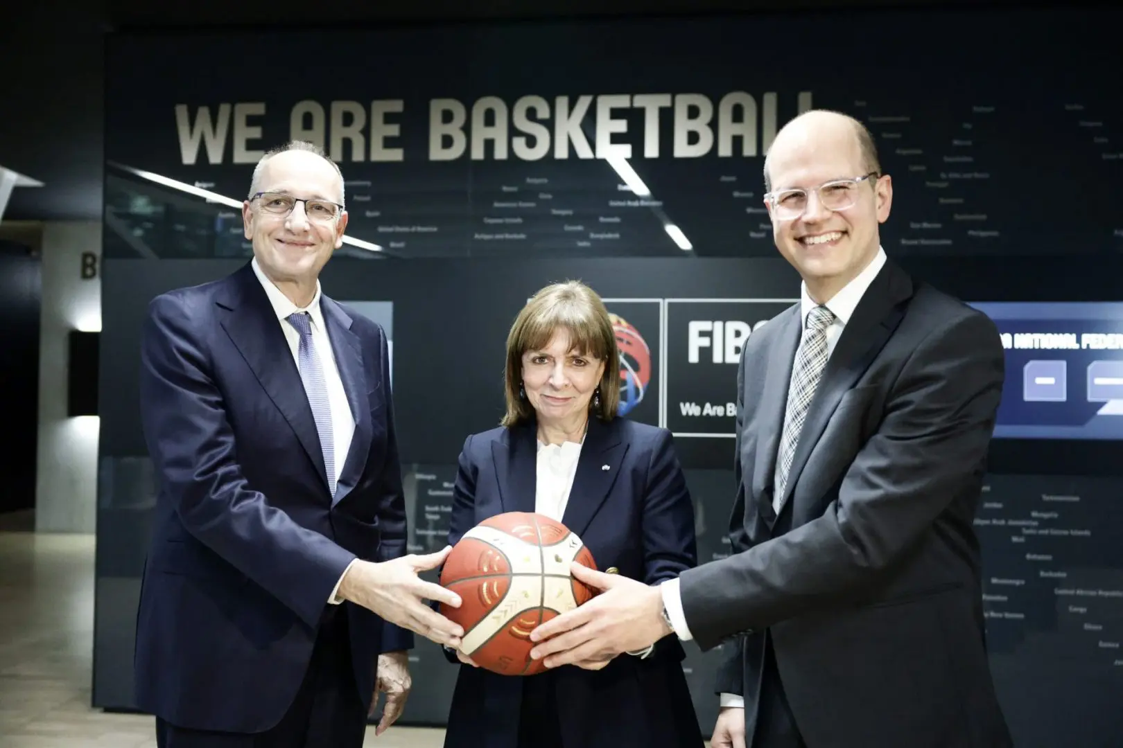 Στην έδρα της FIBA 4