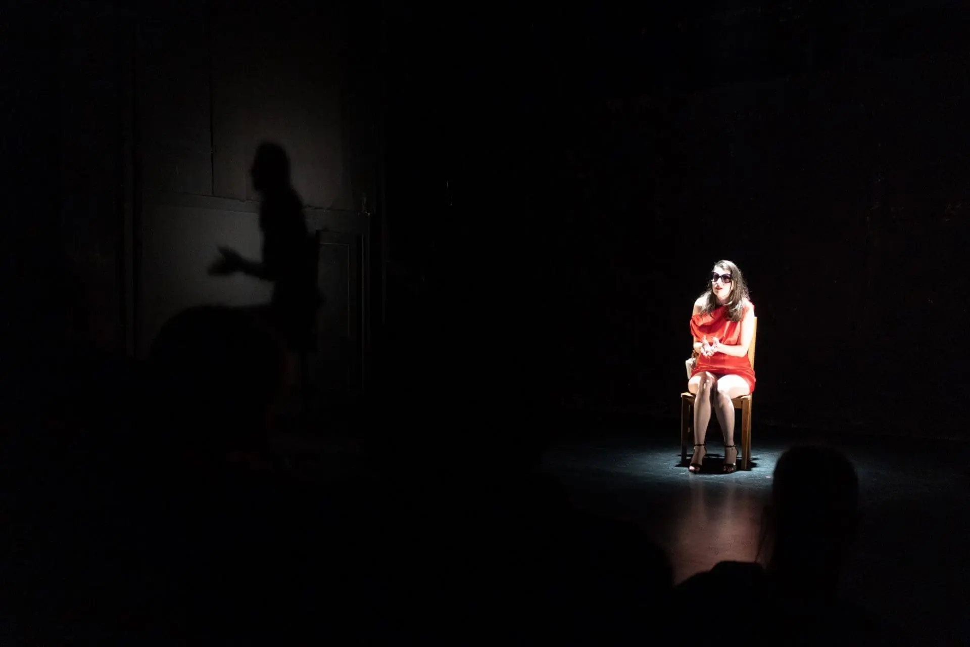 Στην παράσταση Ανοιχτές πληγές 2