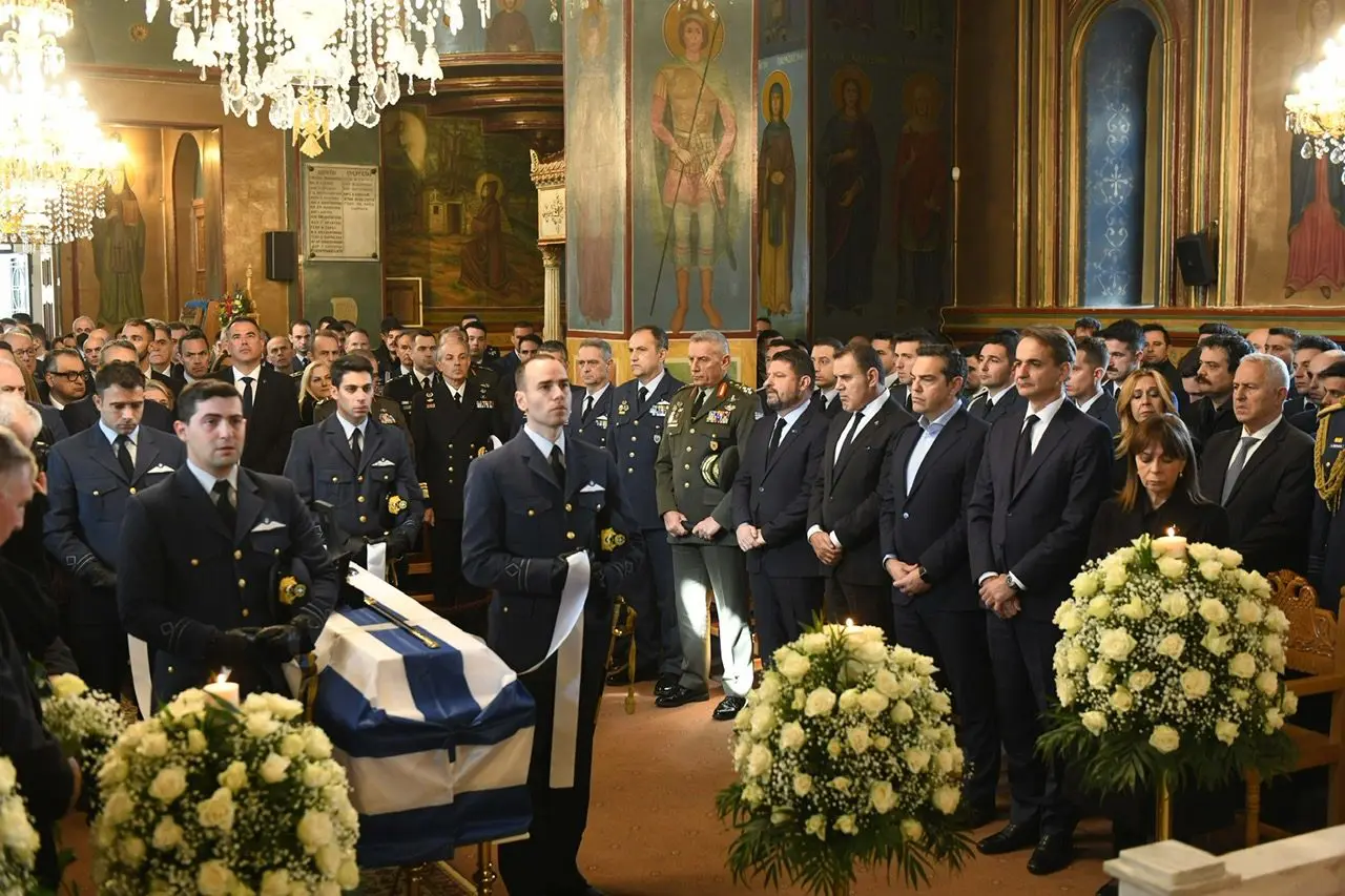 Στις κηδείες των πιλότων Μάριου – Μιχαήλ Τουρούτσικα και Ευστάθιου Τσιτλακίδη 1