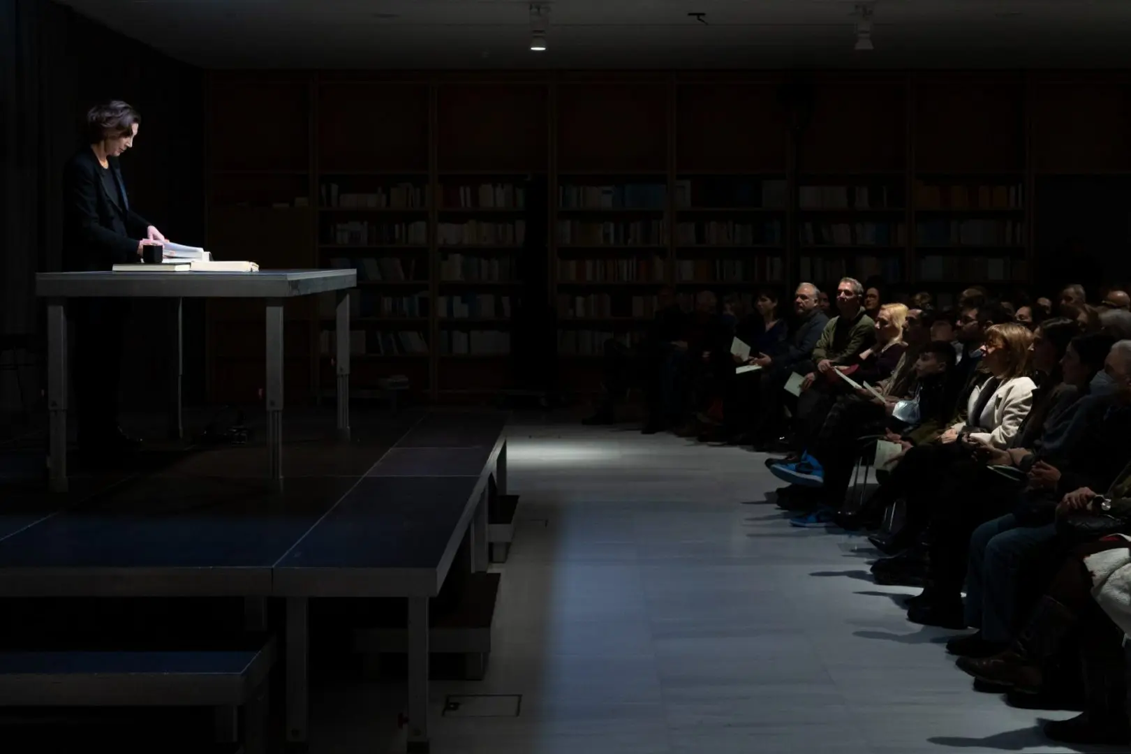 Στο θεατρικό αναλόγιο Η Αμαλία Μουτούση διαβάζει τους Eλαφροΐσκιωτους του Αλέξανδρου Παπαδιαμάντη 1