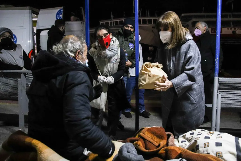 Στο λιμάνι του Πειραιά με άστεγους