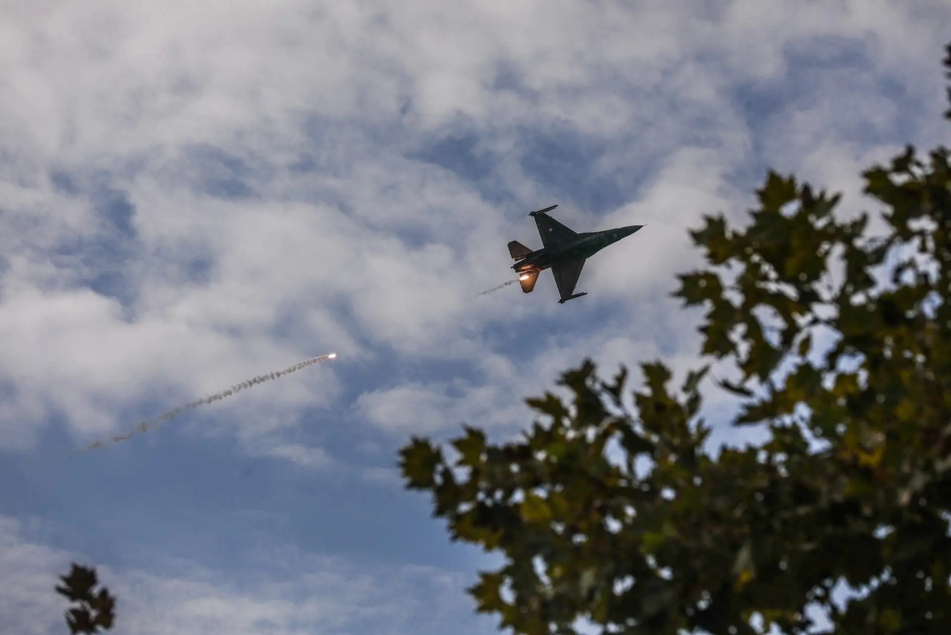 Συνομιλία της Προέδρου της Δημοκρατίας Κατερίνας Σακελλαροπούλου με τον Κυβερνήτη του F 16 ΖΕΥΣ 3