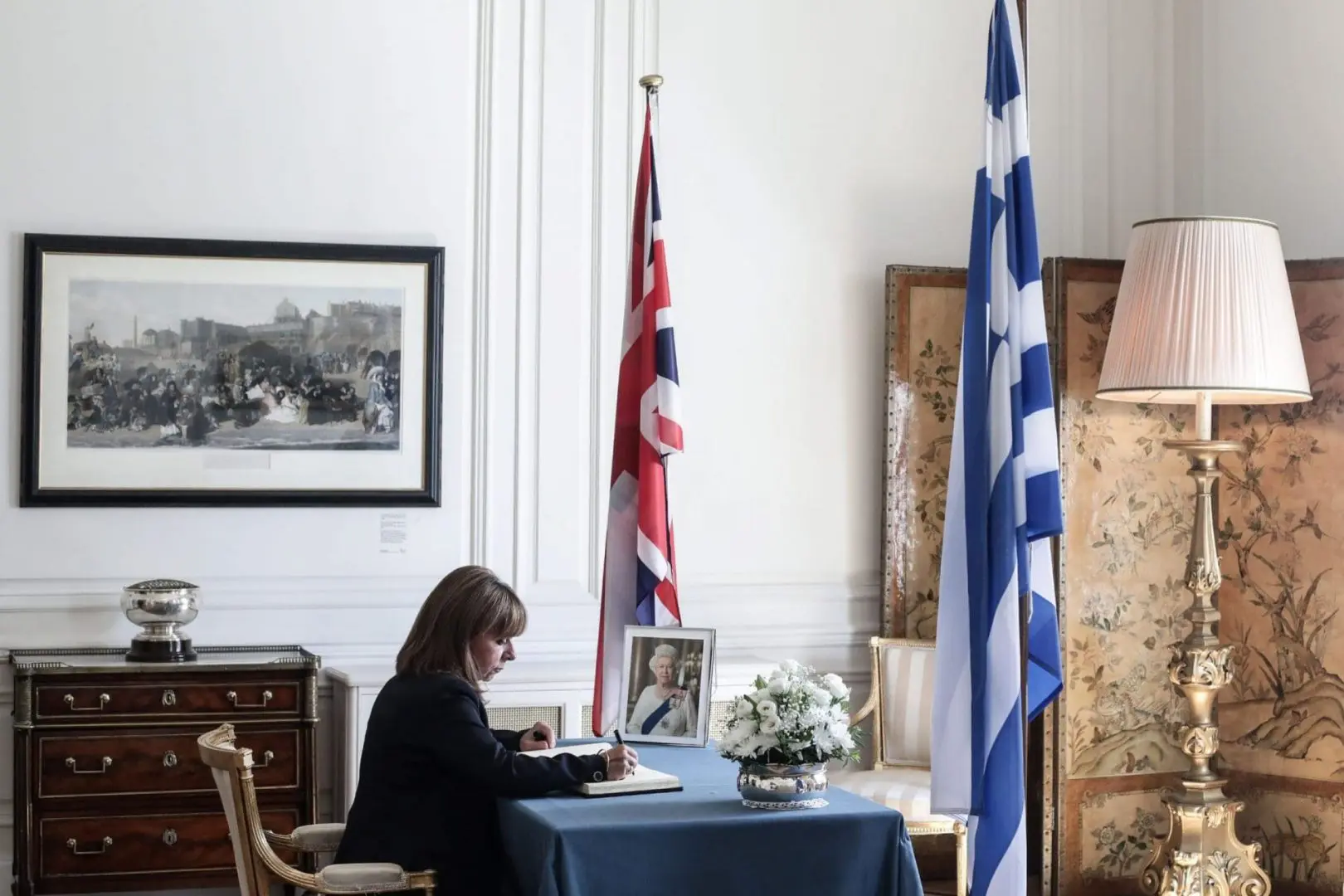 Υπογραφή στο βιβλίο συλλυπητηρίων της Βρετανικής Πρεσβείας για την Βασίλισσα Ελισάβετ Β 2