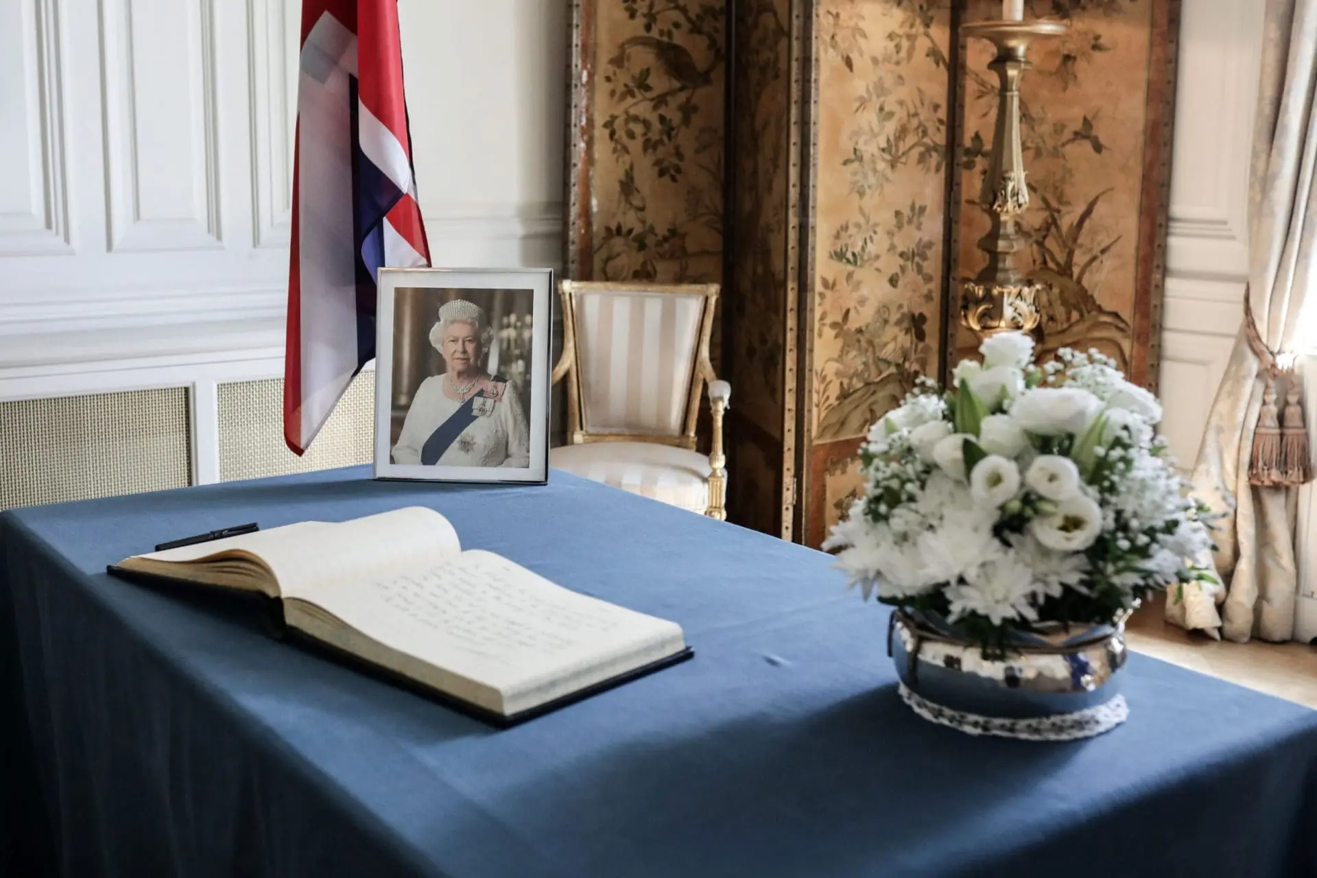 Υπογραφή στο βιβλίο συλλυπητηρίων της Βρετανικής Πρεσβείας για την Βασίλισσα Ελισάβετ Β 3