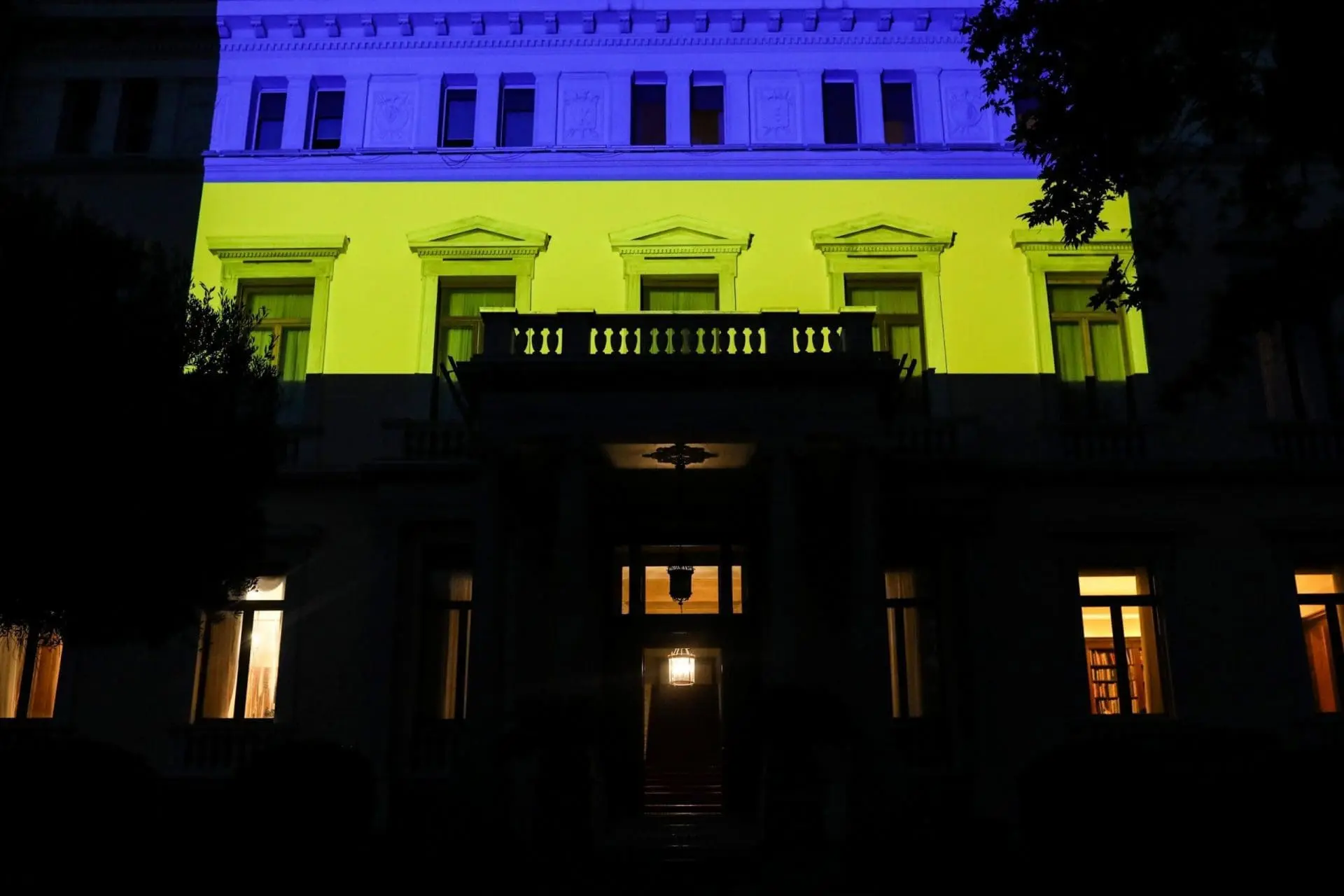 Φωταγώγηση του Προεδρικού Μεγάρου με τα εθνικά χρώματα της Ουκρανίας 1