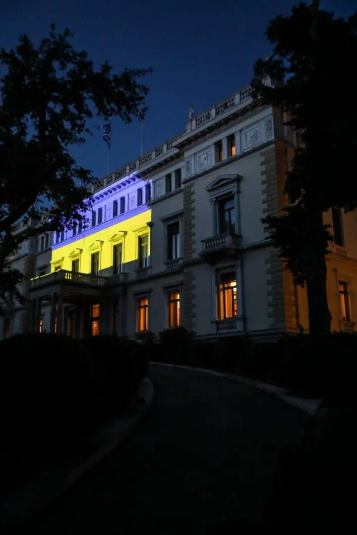 Φωταγώγηση του Προεδρικού Μεγάρου με τα εθνικά χρώματα της Ουκρανίας 2